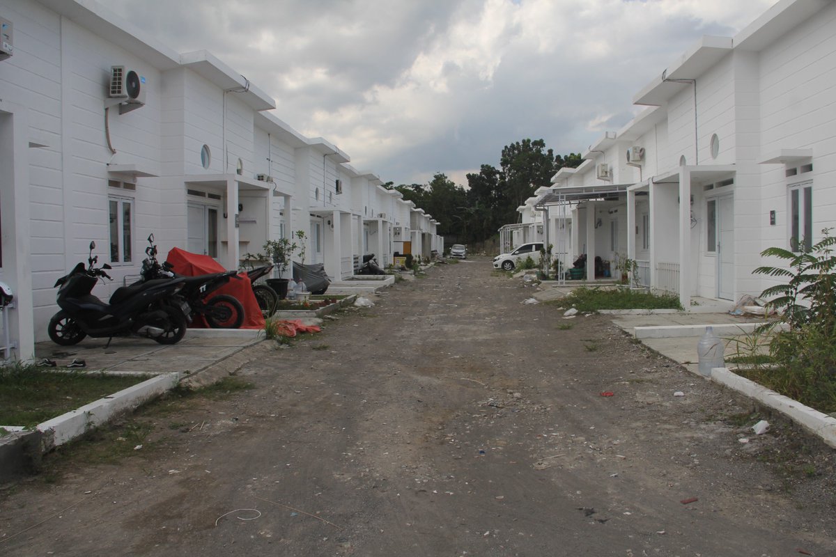 merapi_uncover's tweet image. Satpol PP DIY menutup perumahan di Desa Maguwoharjo, Kecamatan Depok, Sleman, karena dibangun tanpa izin di tanah kas desa. Sudah ada 150 rumah di perumahan itu, sebagian sudah terjual dan dihuni. Harga per rumah sekitar Rp 190 juta.

Selengkapnya: kompas.id/baca/nusantara…