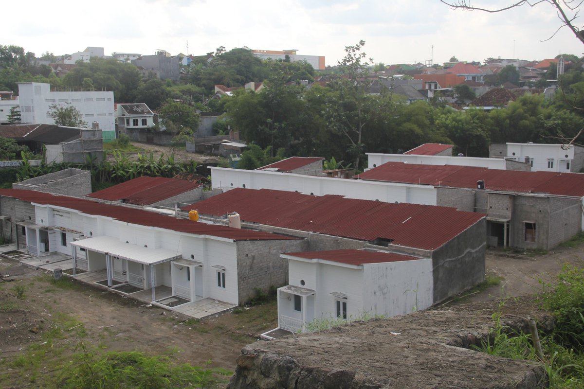 merapi_uncover's tweet image. Satpol PP DIY menutup perumahan di Desa Maguwoharjo, Kecamatan Depok, Sleman, karena dibangun tanpa izin di tanah kas desa. Sudah ada 150 rumah di perumahan itu, sebagian sudah terjual dan dihuni. Harga per rumah sekitar Rp 190 juta.

Selengkapnya: kompas.id/baca/nusantara…