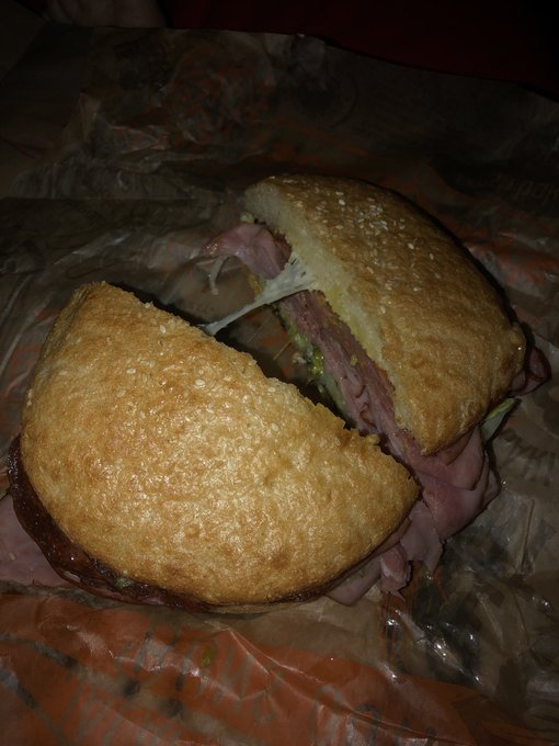 Look at that sandwich&hellip;. Yummy!! https://t.co/ADRRSuub4C<a href="/tag/realloyalfans"class="tags"><span>#realloyalfans</span></a>
