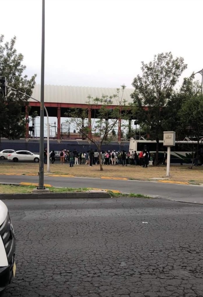 canal6tv's tweet photo. #AHORA 📷Reportan choque entre un taxi y un camión sobre la Calzada Ignacio Zaragoza, a la altura de la estación #Tepalcates, dirección #Chalco https://t.co/NG1QZtLcC6