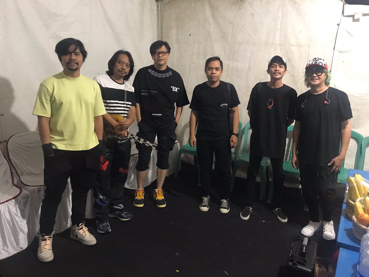 Backstage tadi malam [G]
<a href="/GIGI_Band/">GIGI</a>.

Nuhun pisan kang <a href="/armandmaulana/">Armand Maulana</a> <a href="/dewabudjana/">Dewa Budjana</a> <a href="/MothThomas/">thomas ramdhan</a> @GUSTIHENDY ✌🏻