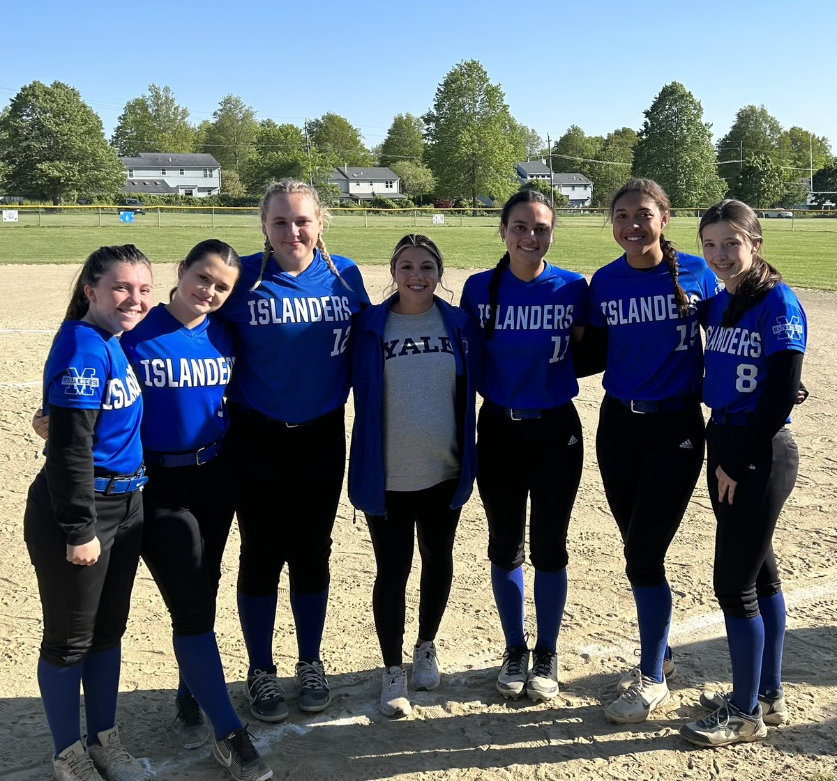 Celebrating our Softball Seniors 2💙23!  Great group of young women! #islanderpride <a href="/WeareMiddletown/">Middletown Public Schools</a> <a href="/TheNewportDaily/">Newport Daily News</a> <a href="/NewportThisWeek/">Newport ThisWeek</a> @MHSPrincipal20 <a href="/rkraeger/">Rosemarie K. Kraeger</a>