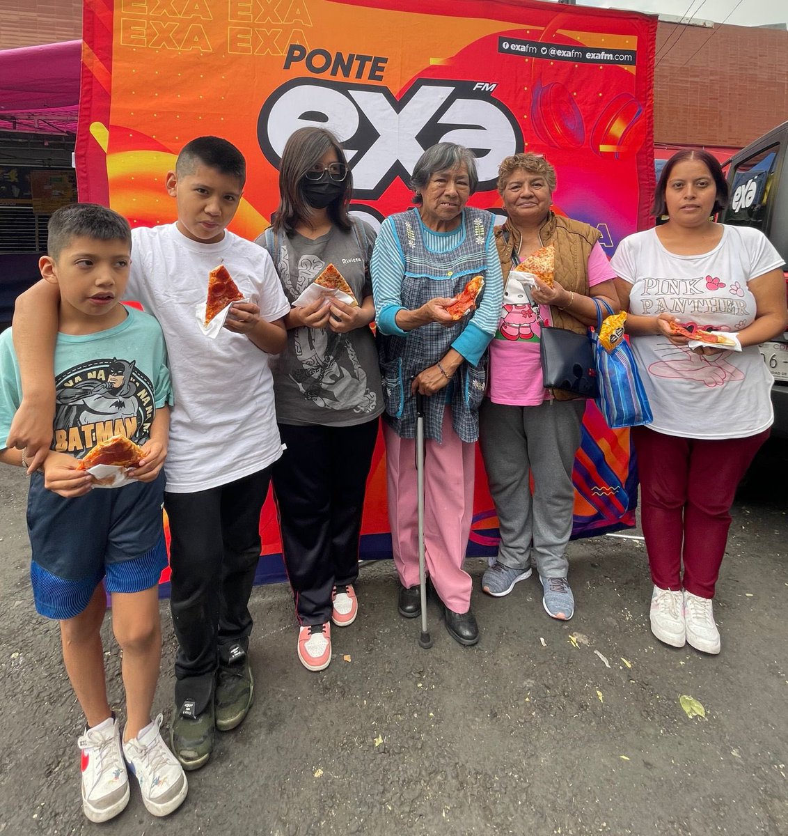 ExaFM's tweet image. ¡Así iniciamos nuestra semana de la #PEXA 🍕🍕🧡! En #ExaFM 🥳🧡🍕 Localiza nuestros puntos en el examóvil 🚘🧡 Y si consigues la rebanada ganadora podrás llevarte boletos 🎟️🎟️