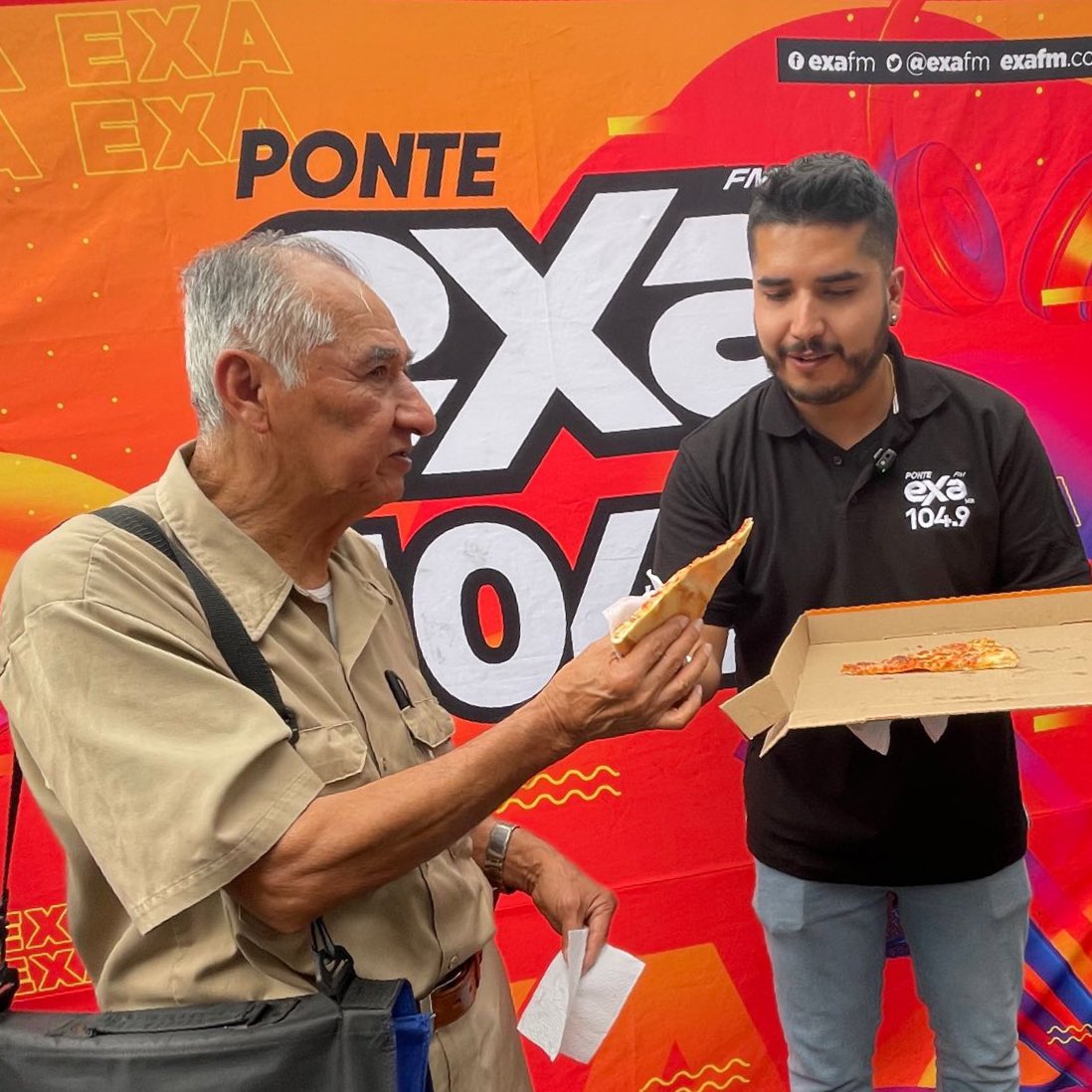 ExaFM's tweet image. ¡Así iniciamos nuestra semana de la #PEXA 🍕🍕🧡! En #ExaFM 🥳🧡🍕 Localiza nuestros puntos en el examóvil 🚘🧡 Y si consigues la rebanada ganadora podrás llevarte boletos 🎟️🎟️