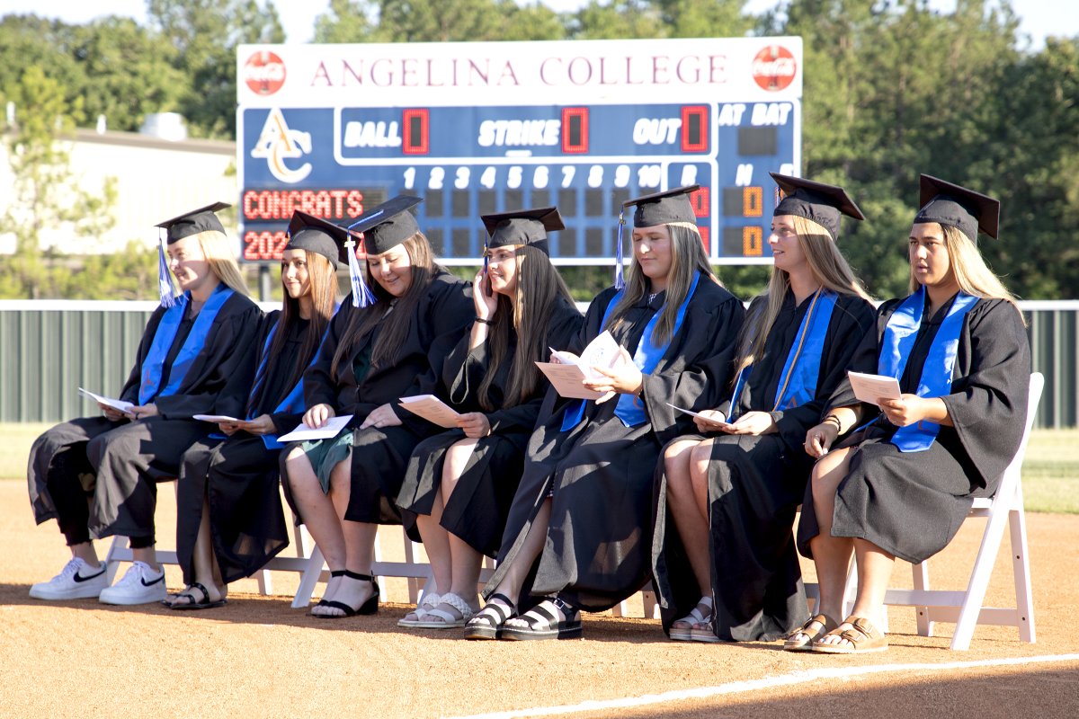 ACAthletics's tweet photo. THEY WERE A LITTLE BUSY: The Lady 'Runner softball team missed Saturday's Angelina College Commencement ceremony (they were busy winning regionals), so the college on Wednesday held a special ceremony on the diamond. Congrats to all seven graduates. @angelinacollege @ACRunnersSB https://t.co/7oTg6TwDvB