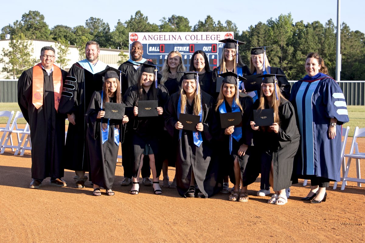 THEY WERE A LITTLE BUSY: The Lady 'Runner softball team missed Saturday's Angelina College Commencement ceremony (they were busy winning regionals), so the college on Wednesday held a special ceremony on the diamond. Congrats to all seven graduates. @angelinacollege @ACRunnersSB