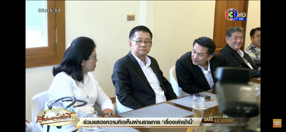 manopsi's tweet image. การจัดที่นั่งประชุม (table seating) แบบนี้มีลักษณะต่างจากรูปแบบที่คนคุ้นเคยที่ผู้นำจะนั่งหัวโต๊ะปลายสุด

การจัดที่นั่งของก้าวไกลคล้ายการนั่งประชุม US cabinet คือผู้นำนั่งตรงกลางโต๊ะ ตำแหน่งรองลงมาจะนั่งฝั่งตรงข้ามแล้วสลับตำแหน่งถัดไปจนถึงปลายโต๊ะ ทำให้ผู้นำรับฟังข้อมูลทั่วถึงกว่า