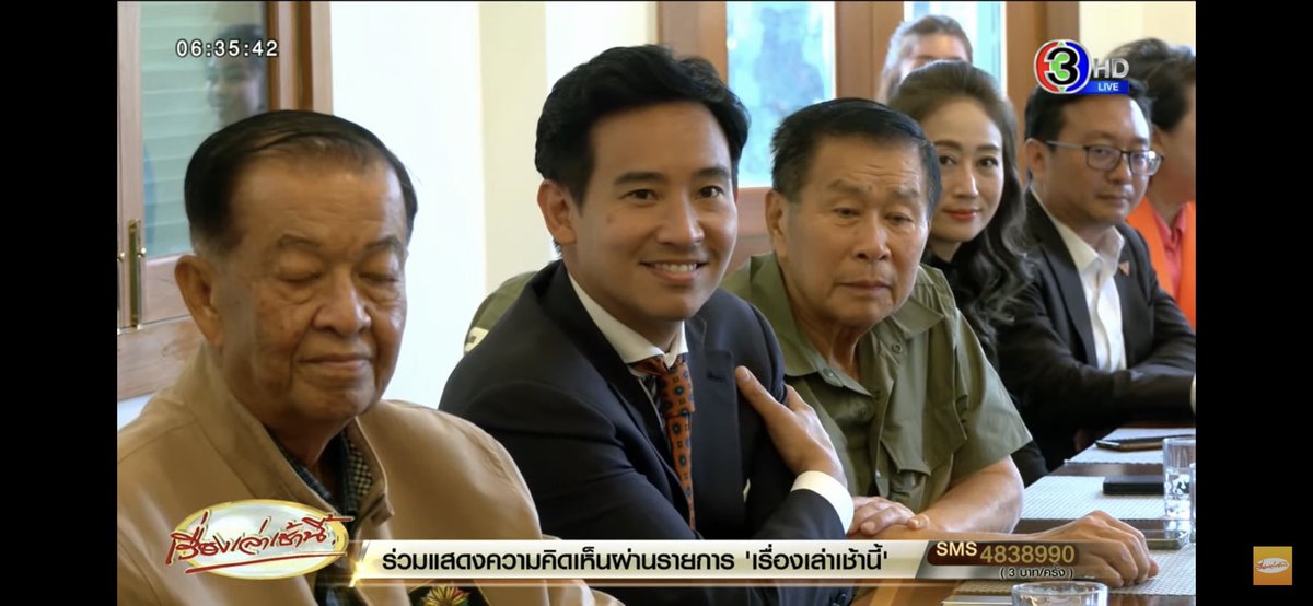 manopsi's tweet image. การจัดที่นั่งประชุม (table seating) แบบนี้มีลักษณะต่างจากรูปแบบที่คนคุ้นเคยที่ผู้นำจะนั่งหัวโต๊ะปลายสุด

การจัดที่นั่งของก้าวไกลคล้ายการนั่งประชุม US cabinet คือผู้นำนั่งตรงกลางโต๊ะ ตำแหน่งรองลงมาจะนั่งฝั่งตรงข้ามแล้วสลับตำแหน่งถัดไปจนถึงปลายโต๊ะ ทำให้ผู้นำรับฟังข้อมูลทั่วถึงกว่า