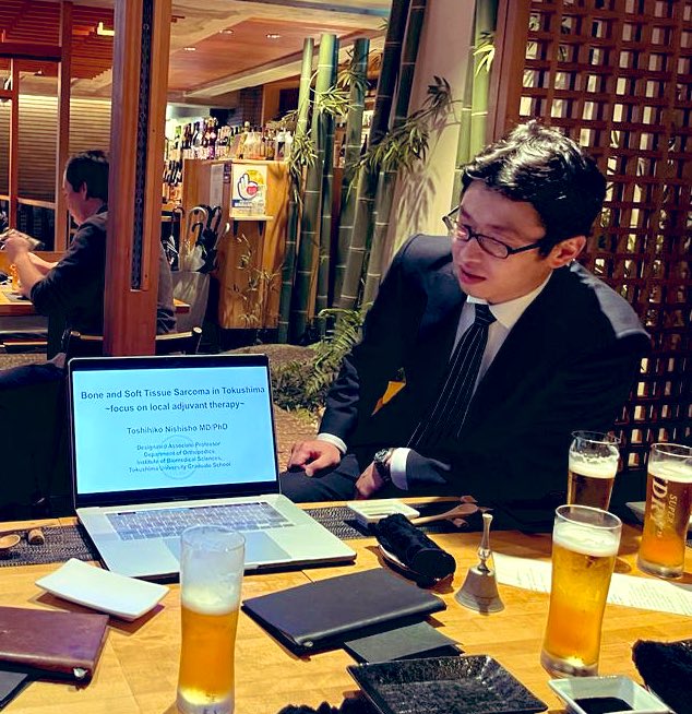 RichardMaMD's tweet photo. A theme on the #JOA tour is the innovative research on different local tumor therapy to prevent recurrences. This is an interesting one from Dr. Nishisho @Tokushima_Univ on anti-tumor activity of blue LED. Tokushima is also known for its artisan indigo blue dye! @aoa1887 #AOA-JOA https://t.co/O0oxSaTvDy