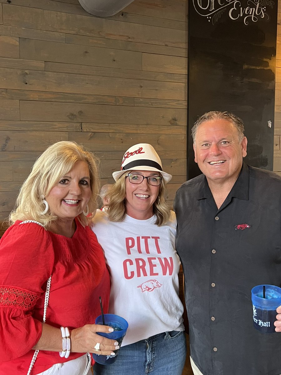 Oh my goodness!! Absolutely loved getting to meet these two tonight! @CoachSamPittman #PittCrew #ONERazorback #classact