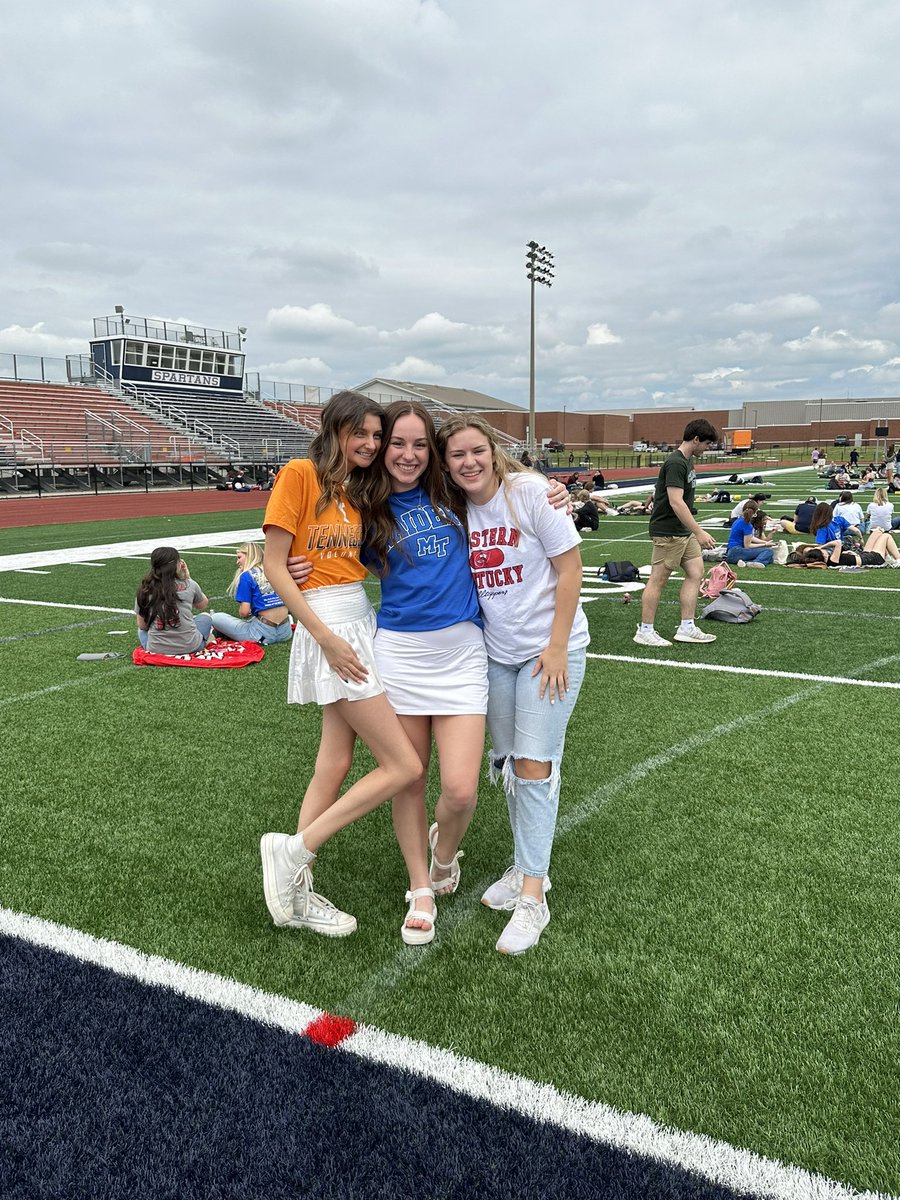 Summit High School on Twitter "Senior Picnic today! 🧡💙"