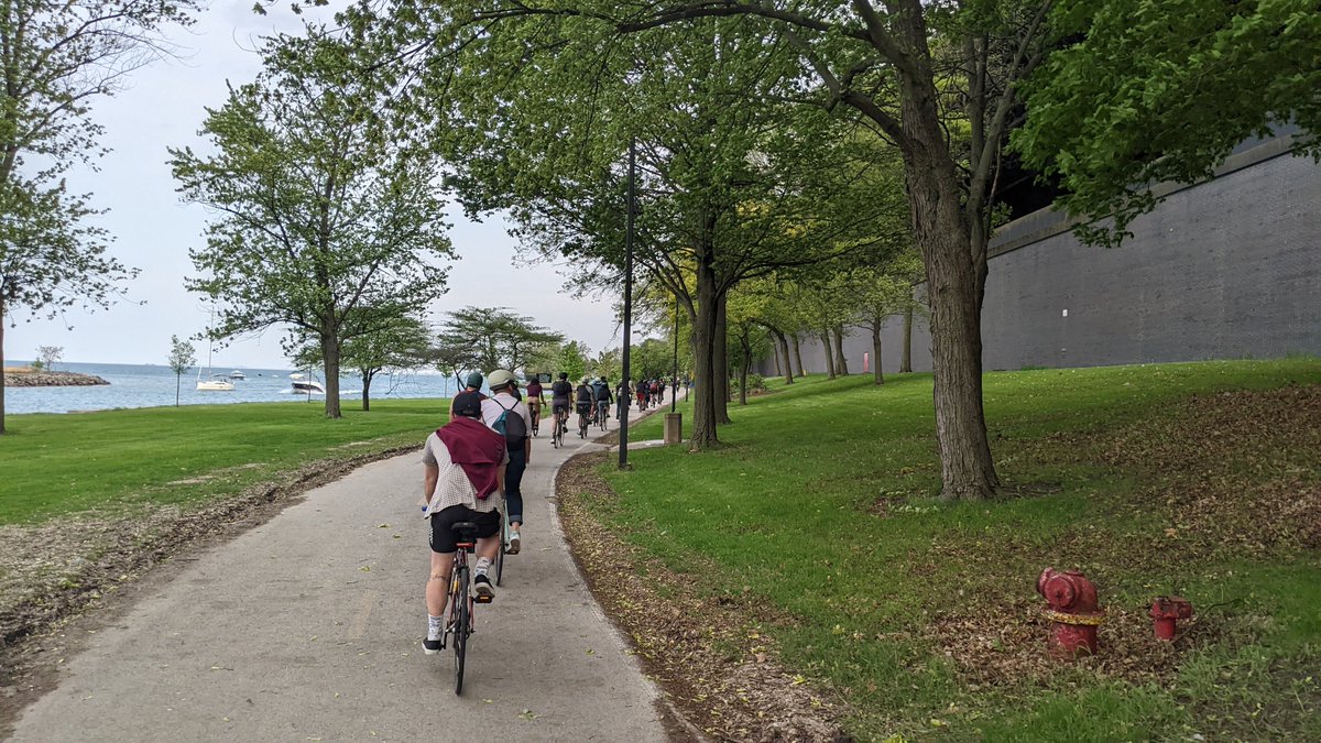 Me and <a href="/ElianaFram/">Elis 👩🏻‍💻</a> joined a huge group ride with <a href="/chicagobikesox/">Chicago Bike Sox</a> from downtown to a White Sox game. Highly recommend to fans of biking or baseball!