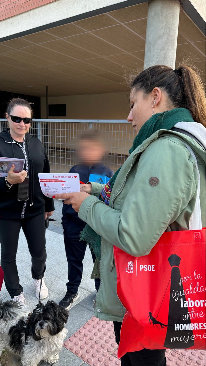 Mesa informativa en el núcleo de #arroyo, hemos dado a conocer nuestras propuestas

👉 Daremos al Centro Etnográfico un espacio abierto al uso de las asociaciones municipales e instalaremos el Centro de Creatividad Joven 

<a href="/AlbaAcero/">Alba AE</a> 🌹

#VotaPasiónPorArroyo ♥️
#VotaPSOE