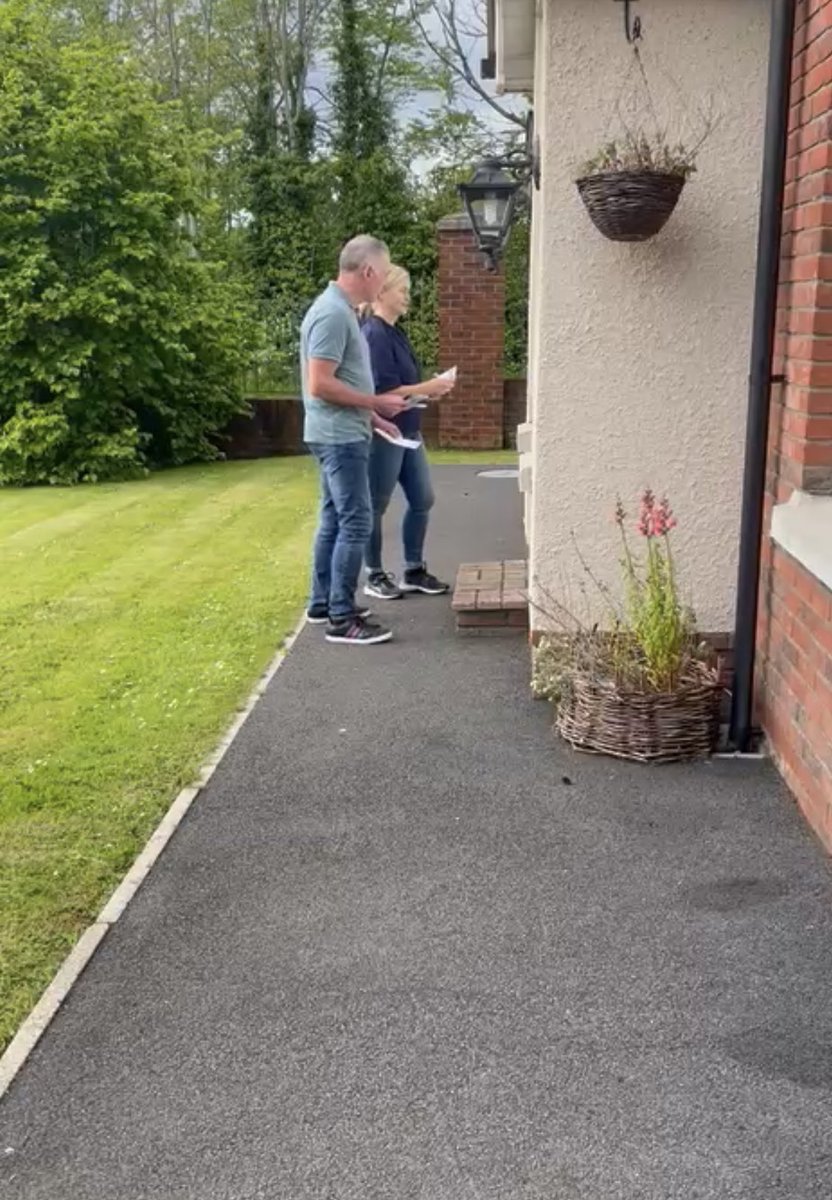 DeclanKearneySF's tweet image. Talking to local people until the end tonight in #Crumlin with Anne Marie Logue about why this election is more important than ever.

For positive &amp;amp; progressive leadership which will stand up for workers &amp;amp; families, Vótáil Sinn Féin.

Vote:
1️⃣ @annemarielogue 
2️⃣ @MaighreadNiChon