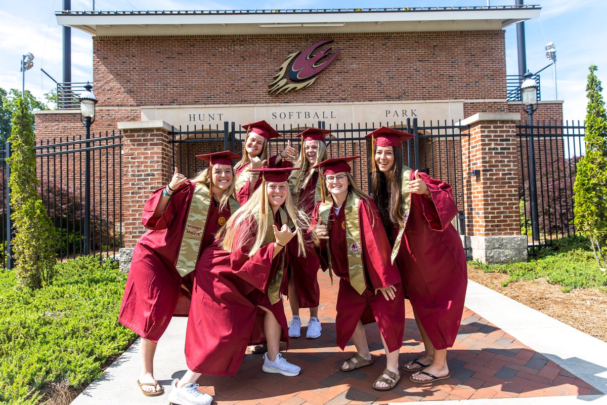 Happy graduation week to our soon-to-be #ElonGrads! 👩‍🎓

#EUSB 🥎