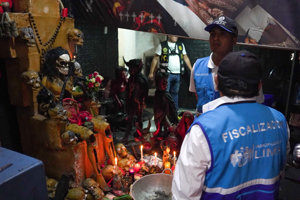 FiscaMuniLima's tweet photo. El predio ubicado en la avenida Sebastián Lorente fue clausurado y multado. En el interior se constató que se realizaban servicios de chamanería, además de contar con elementos satánicos. La sanción impuesta fue de 1 UIT (S/4,950.00) por no contar con licencia de funcionamiento. https://t.co/qrYT8r9La4