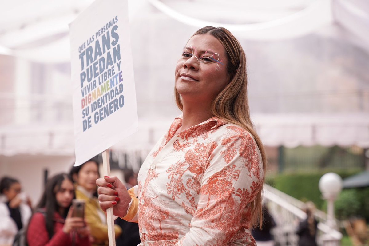 UEenColombia's tweet photo. El #EquipoEuropa y el Representante 🇪🇺 para los Derechos Humanos @EamonGilmore conmemoraron el Día contra la Homofobia, Bifobia y Transfobia #IDAHOT con organizaciones LGBTIQ+. Garantizar sus derechos e igualdad de oportunidades, sin discriminación, es nuestro compromiso🏳️‍🌈🏳️‍⚧️. https://t.co/4oMOoseYWw