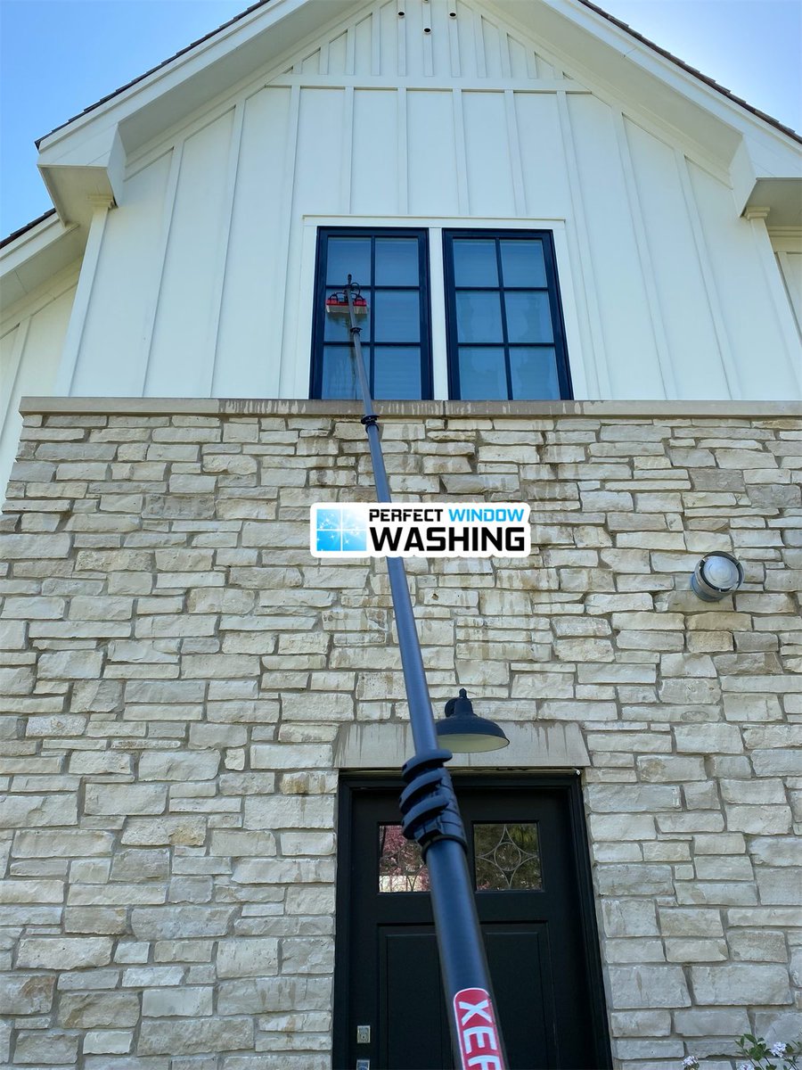 perfectww24's tweet photo. Window cleaning using water fed system.

#perfectwindowwashing #windowwashing #windowwasher #windowwashers #windowcleaning #windowcleaner #windowcleaners #windowcleaninglife #guttercleaning #guttercleaner #guttercleaners #pressurewashing #pressurewash #pressurewasher https://t.co/dloc3i1iSU