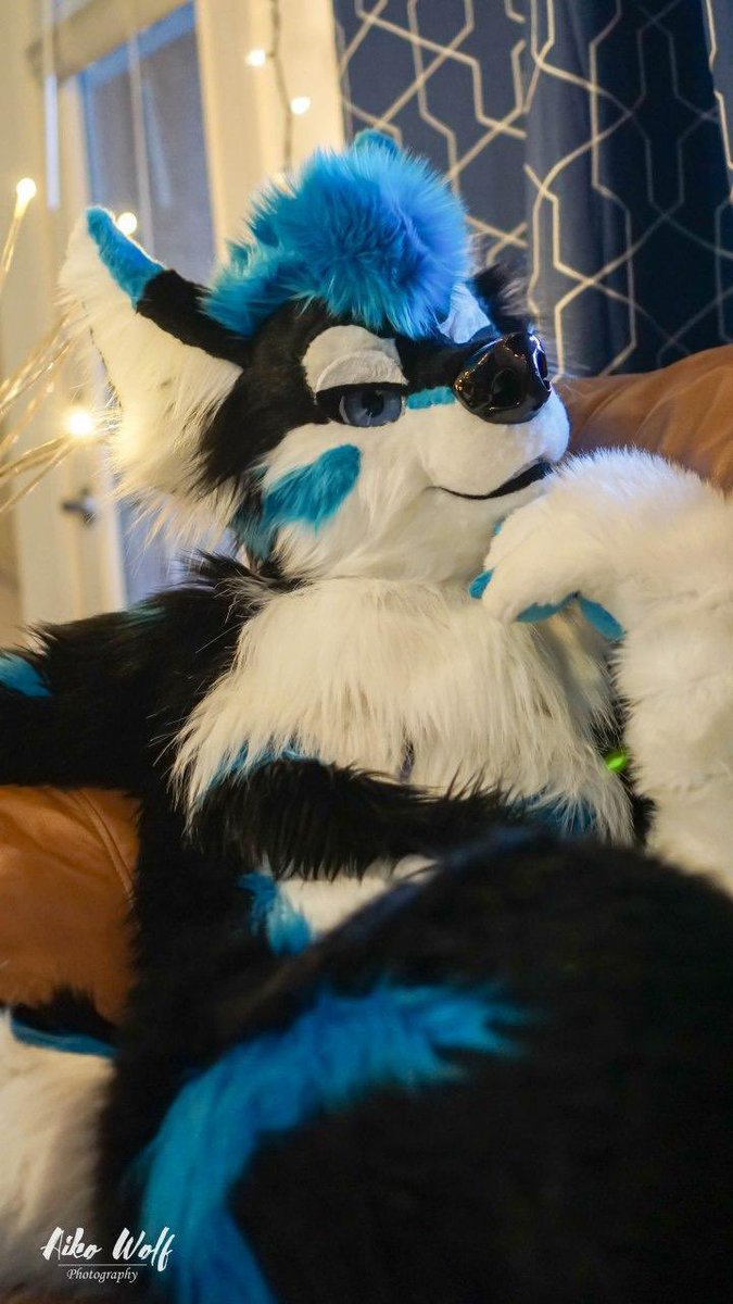 ZaroThunderwolf's tweet photo. @ChevelleNat @NaragonArt I make suits or sumthn. https://t.co/oTcehyjQIr