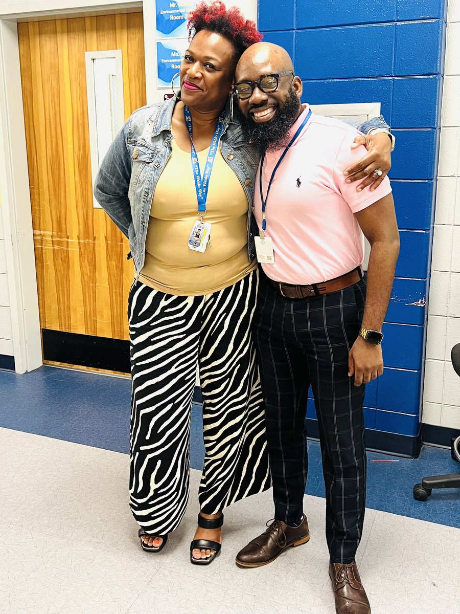 akjohnsonEdS's tweet image. Look who surprised me at work! Another great fellow principal!!! Love ya, Ms Lawson! Thank you for visiting the Nest! @SGTheBestNest @LibertyCoSchool @BMEsTalk #APHIA #AKA