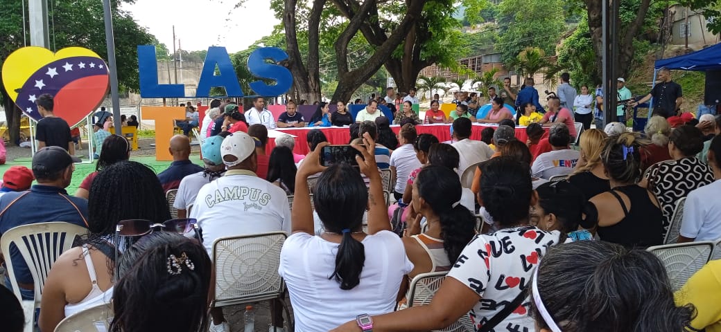 regulolacruz's tweet photo. #17May Hemos instalado el Estado Mayor de Vivienda en #SantosMichelena una instancia para garantizar la atención oportuna de nuestros viviendo venezolanos. Gracias Pdte. @NicolasMaduro y Gober. @Soykarinacarpio ¡Trabajo en equipo, triunfo seguro! #PoesiaParaLaPaz #LaNuevaTejerias https://t.co/RtwJH91gZT