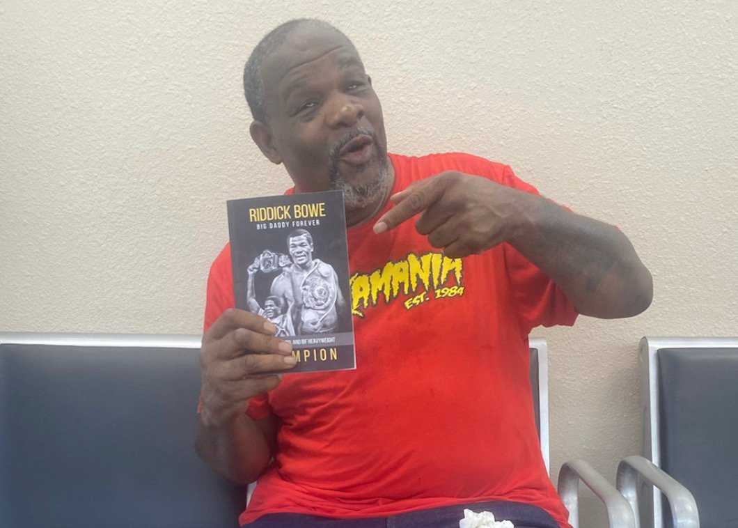 SantiMediaGroup's tweet photo. @riddickbowe Says get his new autobiography available where all books are sold. #BooksWorthReading #boxing #boxingnews https://t.co/npgaBD7Is7