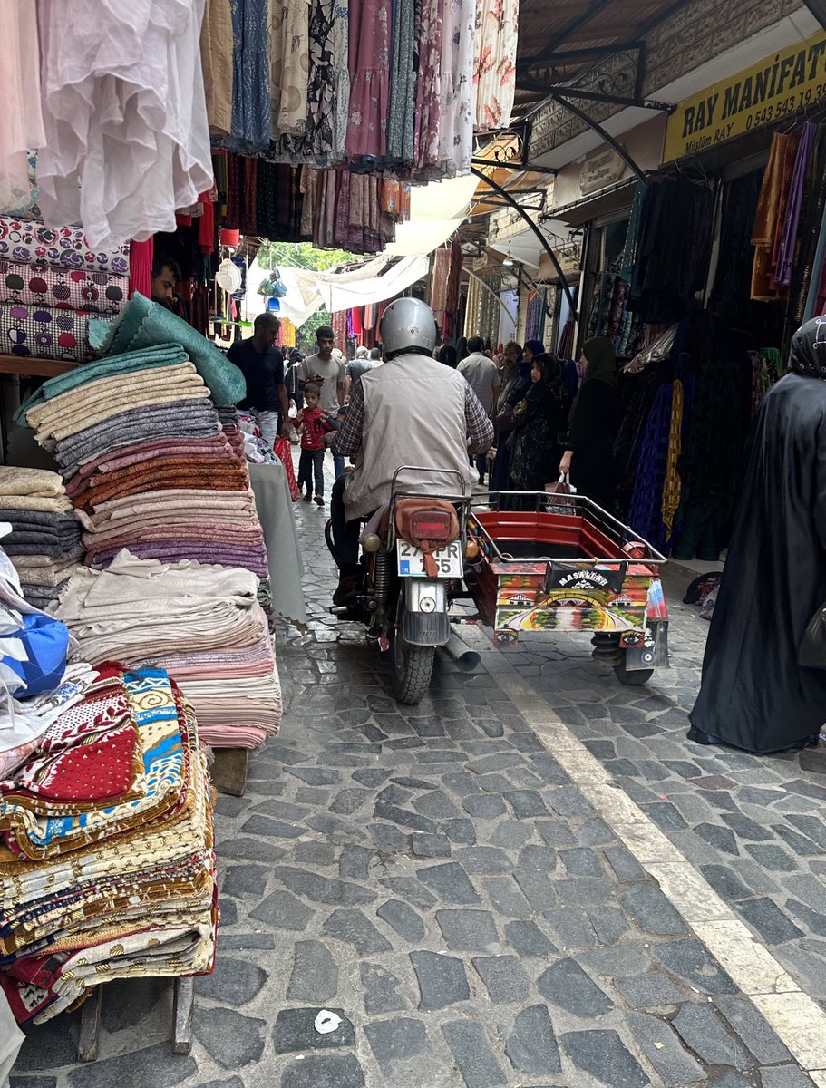 Bu motorlar ne zaman çarşıda yasaklanacak, ne zaman bu ezilme tehlikesi bitecek, ne zaman çarşıda insan gibi yürüyecez. Çarşı yolunu bilmeyen belediye başkanı, size yolu târif edebilirim😡😡🤬 <a href="/sanliurfabld/">Şanlıurfa Büyükşehir 🇹🇷</a> <a href="/csbgovtr/">T.C. Çevre, Şehircilik ve İklim Dğş. Bakanlığı</a> <a href="/zabeyazgul/">Zeynel Abidin BEYAZGÜL</a> <a href="/bybekirbozdag/">Bekir  Bozdağ</a> <a href="/tcbestepe/">T.C. Cumhurbaşkanlığı</a>