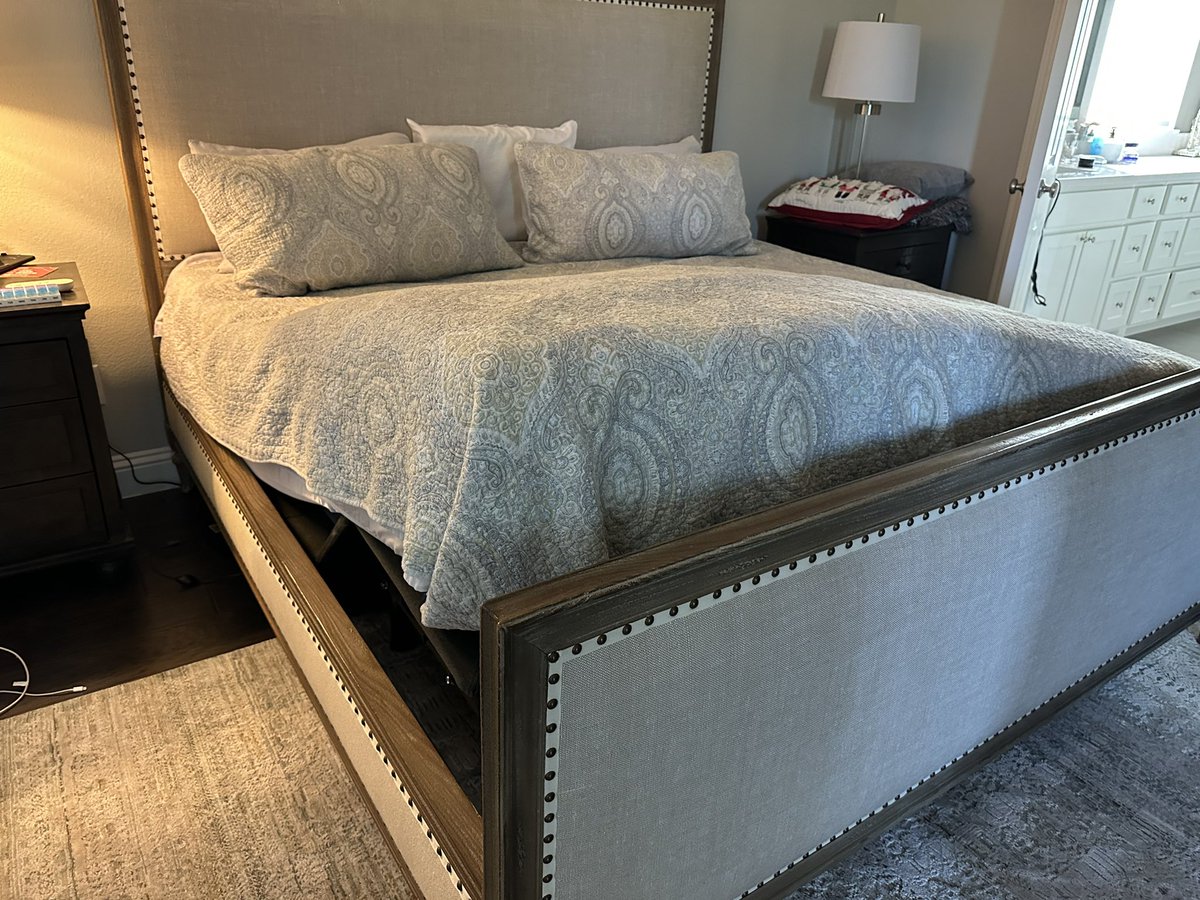 Wallstgrl's tweet image. Paid almost 2k for this adjustable frame from Casper, but the right foot is stuck in the “up” position. Customer service is unhelpful. How can anyone sleep like this? #casper #adjustableframe