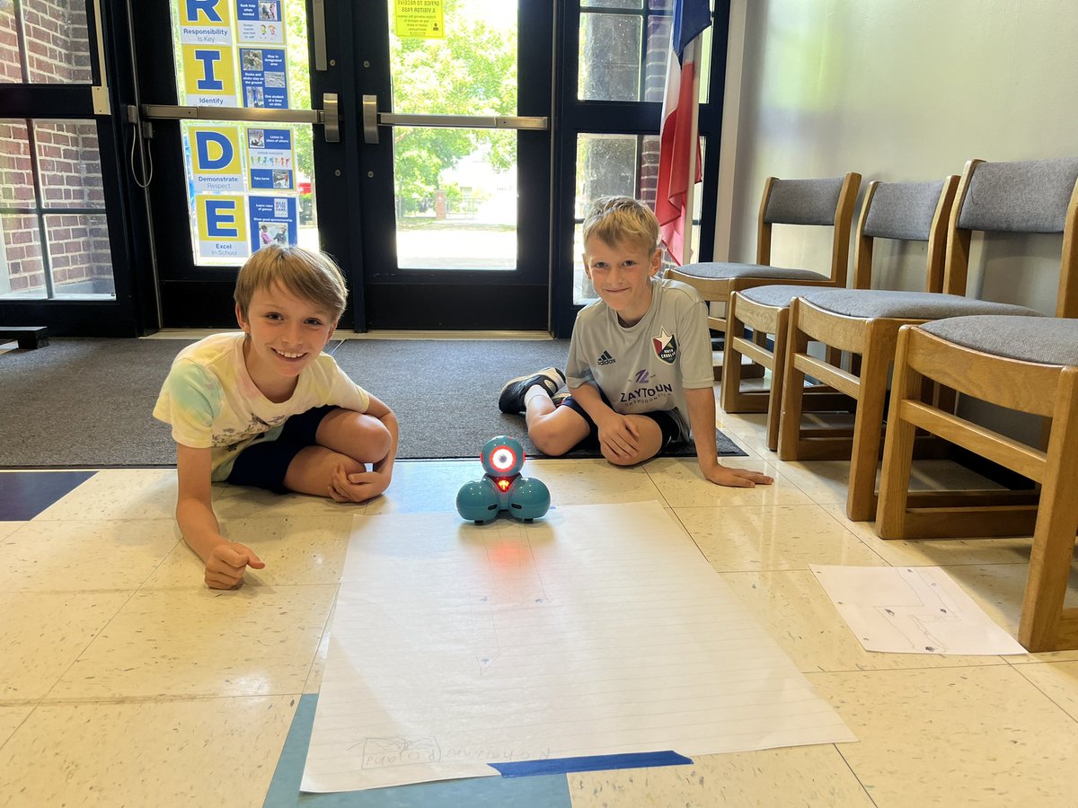 We Do Robotics elective students are busy designing paths for Dash robots. Their projects are going to be awesome! 🤓🤖🦄<a href="/underwoodgtm/">underwoodgtm</a>