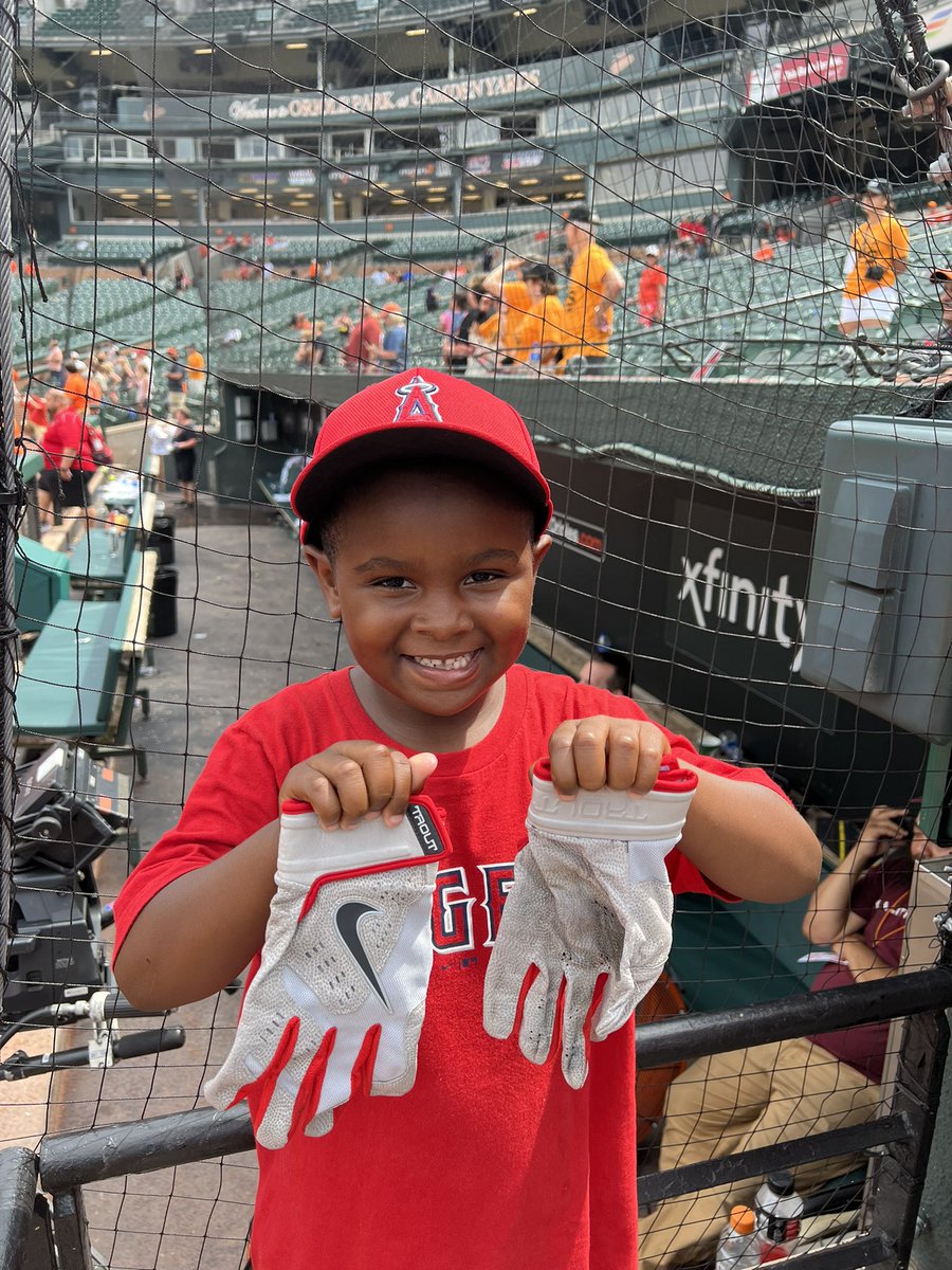 donovanwitmer's tweet photo. @Tcherry05 @ericwhiteback @ricanking6 Very cool, that’s the spot. We always go to when we try to get autographs. We are headed there tomorrow because Trout actually gave his game worn batting gloves to my son last year at the end of the game. And we hope to get them signed this year! https://t.co/1ylda7Et8k
