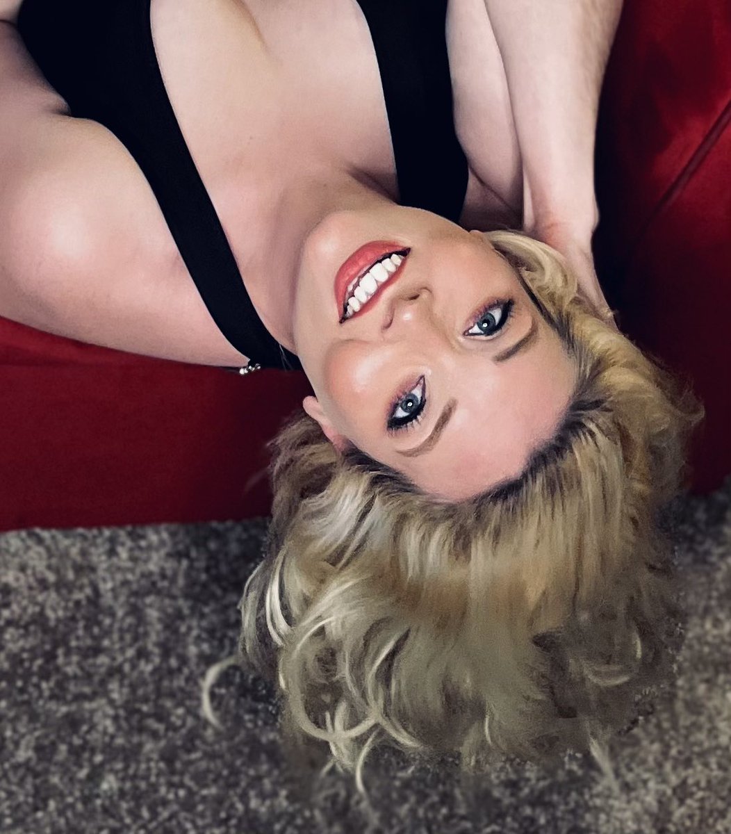 animatedhello's tweet photo. Living like kings comes with a price
Don't it?
You're rolling in riches
Than you rolling the dice

#blonde #upsidedown #bigbadwolf #rosesandrevolutions #kings #price #riches #dice #classy #heatherdunham #model #smile https://t.co/c0WV4ZUDxt