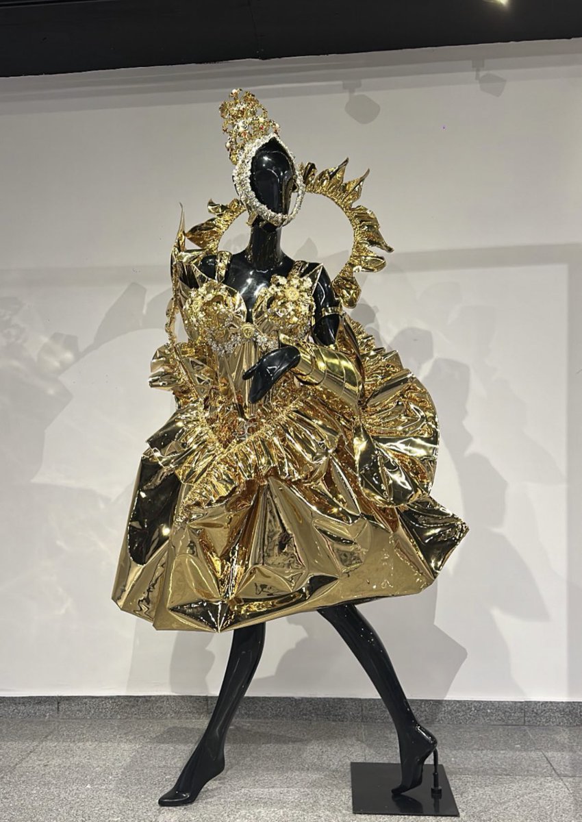 DragsNoti's tweet photo. También en la exposición se presentó @DanielMindiola1 con un diseño realizado para la final de la 4ta temporada de La Más Draga 
Diseño que porto @elektravanderg1 de la colección “Ferrero” https://t.co/gQBEGLV6yh
