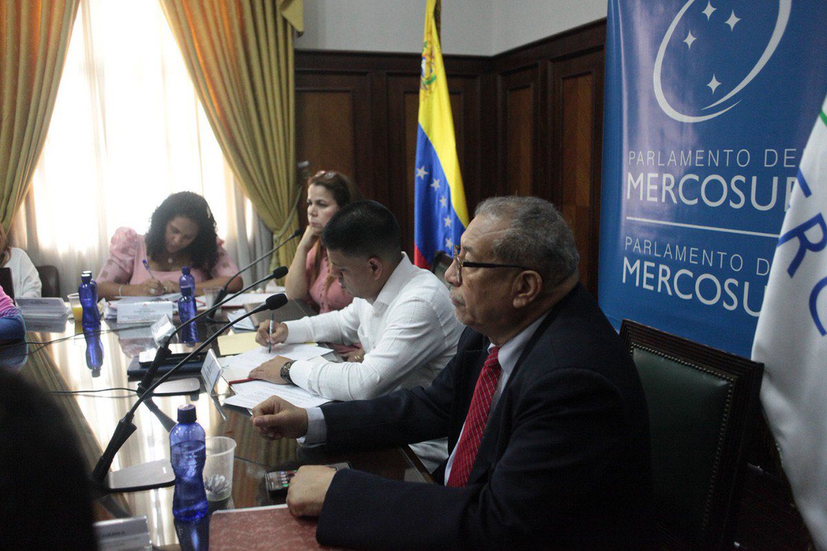 pinfantea's tweet photo. Quedó instalado PARLASUR!✊🏾

Realizamos la reunión de instalación del Parlamento del MERCOSUR , donde se debatió y acordó la ruta de trabajo para el reconocimiento y la reincorporación de VENEZUELA ante esa instancia internacional 👏🏾 https://t.co/5ZT60c6UCJ