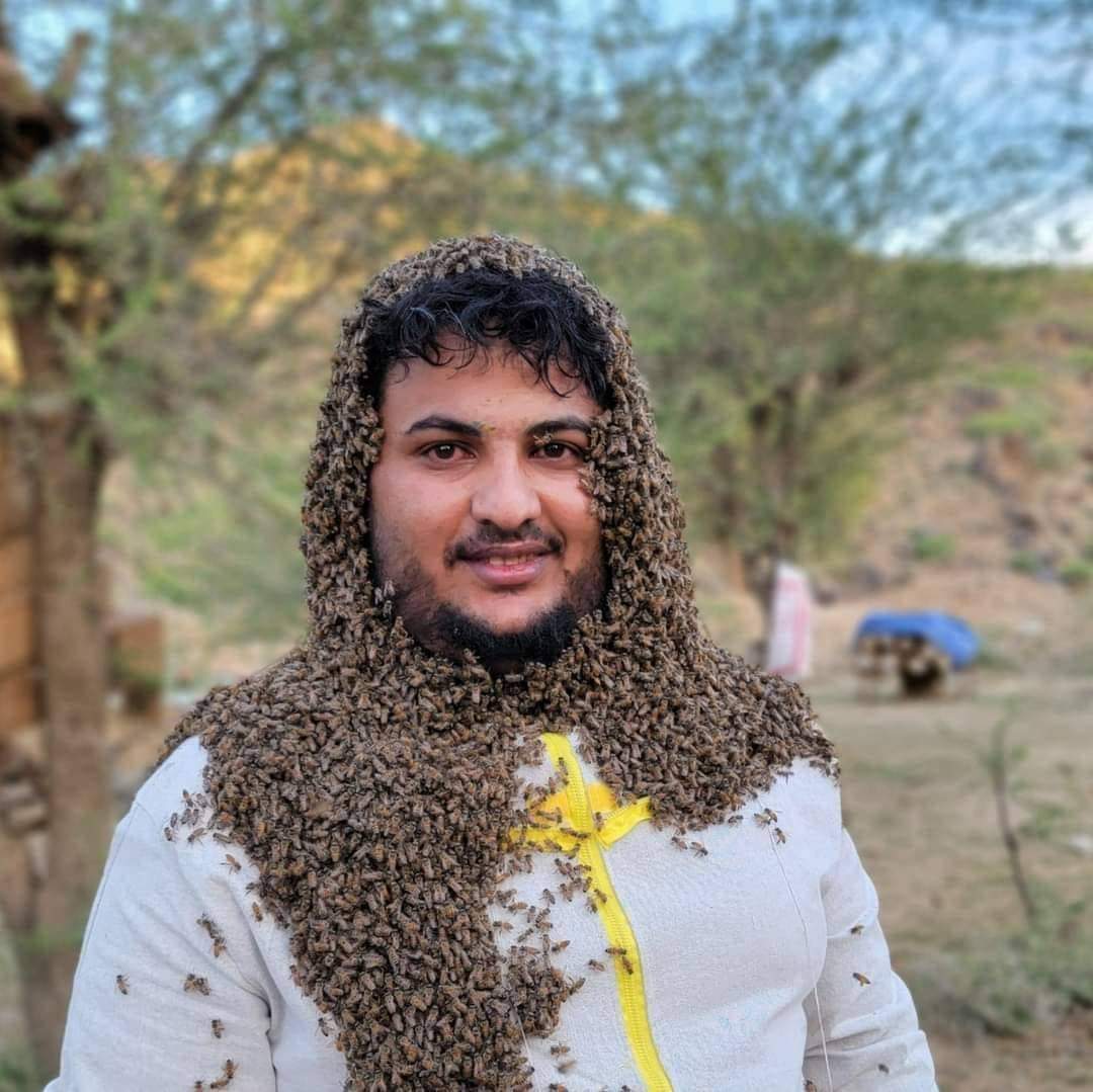 صورة لعشرات الالاف من النحل يعانقن نحال اليمني 

#دوري_أبطال_أوروبا 
#اليوم_العالمي_للإتصالات