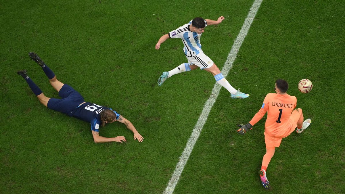 "Julián Álvarez le hizo 3 goles a Patronato y ya piensan que es Batistuta."

Alejandro "Papu" Gómez.