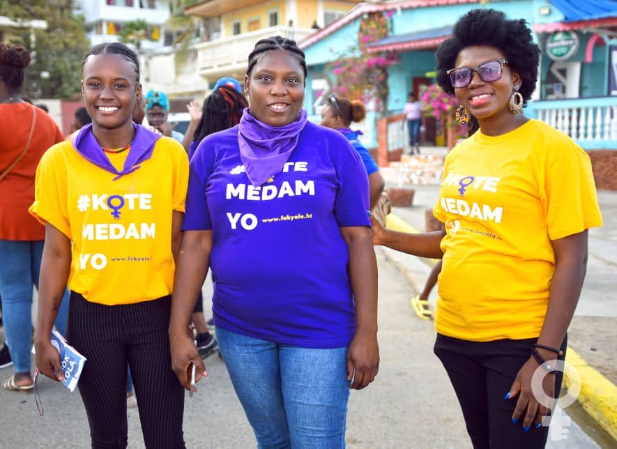 fokyola's tweet photo. Demen 18 me, sonje medam yo te goumen tou pou n ka jwenn drapo sa. Yo te patisipe nan kreyasyon Eta endepandan an. Yo ansent li, yo pote l nan vant, yo akouche l, kidonk li pa fè sans pou yo pala nan pòs desizyon yo si tout bon nou vle Ayiti chanje. #fokfanmyola https://t.co/g5RqJY5Okx