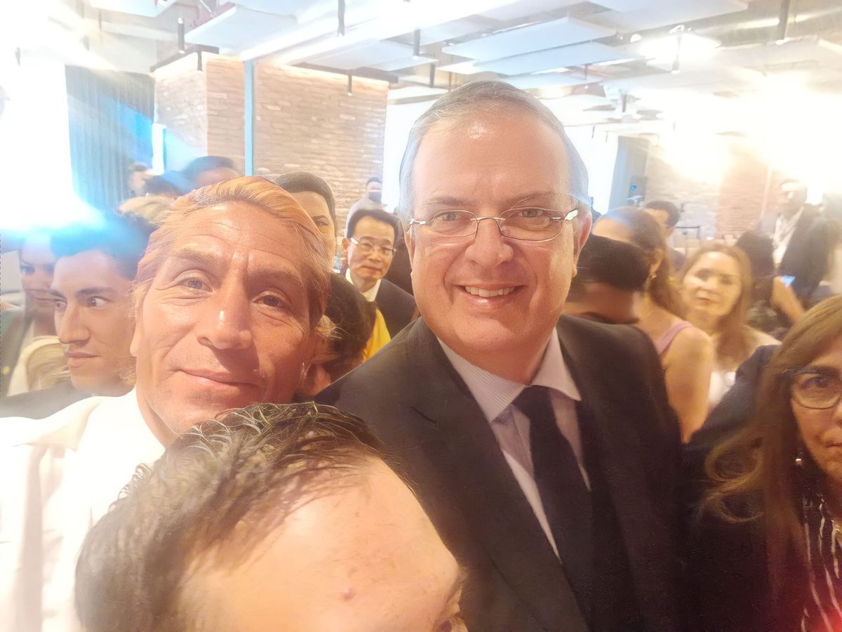 ProdianaC's tweet photo. #Enhorabuena👏🏼
Día histórico en #México, con motivo del #DíaContraLaLGTBIfobia el Secretario de Relaciones Exteriores, @m_ebrard entregó el primer pasaporte a una persona de identidad no binaria, el magistrade de Aguascalientes, @ocielbaena. 🏳️‍🌈🙌🏻🏳️‍⚧️
#ProDianaContigo 💪🏻 https://t.co/uJRPpOeF3q