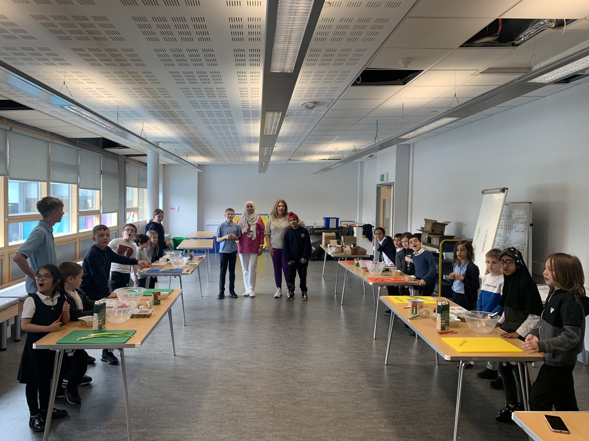 MrsReillyPT's tweet photo. Riverside Cook-Along was a big success today! Pupils from each class worked together to make Veg lasagnas! 🍅🧄🧀#teamwork #foodeducation @cookschoolclub @MeatFreeRecipes @RiversideGovan https://t.co/JRS2f7Hc6K