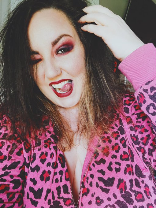 Giving goth today. https://t.co/q2aANEOTZq<a href="/tag/newprofilepic"class="tags"><span>#newprofilepic</span></a>