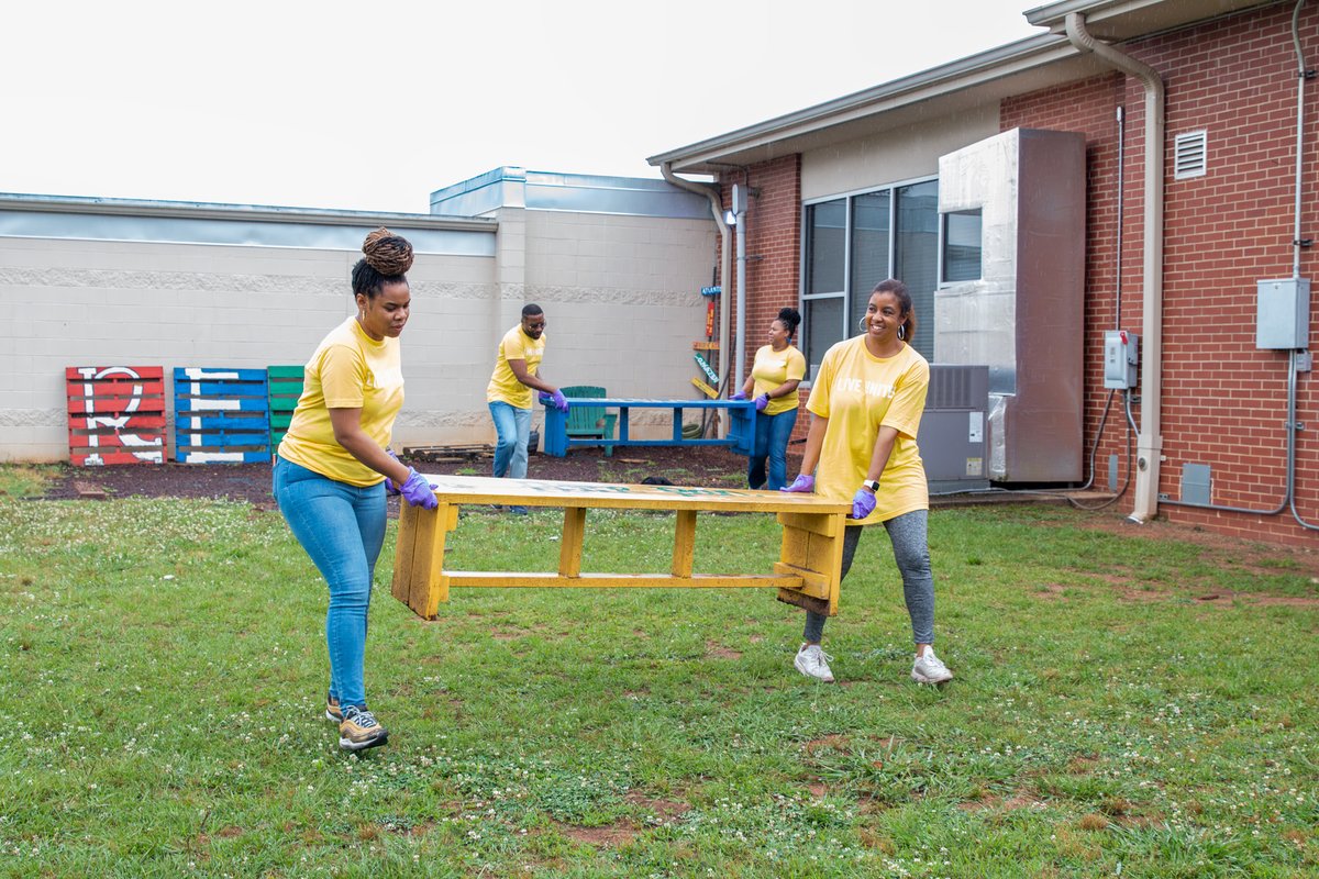 #UASSW Faculty & Staff joined Holt Elementary School for a rewarding day! Partnering with United Way, we volunteered alongside Principal Mrs. Crawford, supporting outstanding students & educators. Excited for future collaborations! 

#MakingADifference #LiveUnited #DayOfAction