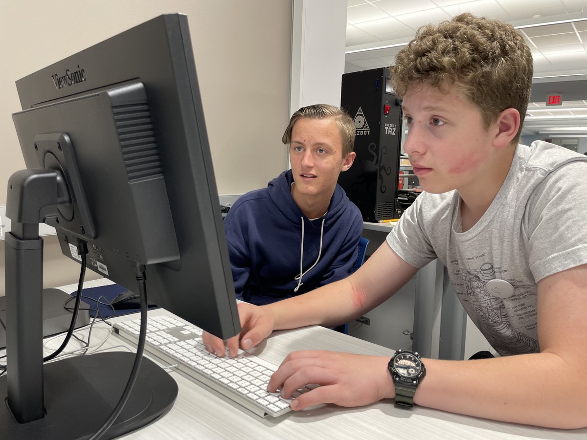 aussieandrew's tweet photo. Today the HHS Makerspace travelled to the middle school Makerspace meeting to share knowledge, combine talents, and build relationships. Amazing collaboration! @KristinDages @kingan_hcsd @DrKimCockley #dreamitmakeit #hudmediatech #ExplorerPride https://t.co/IqJfm6ZkDt