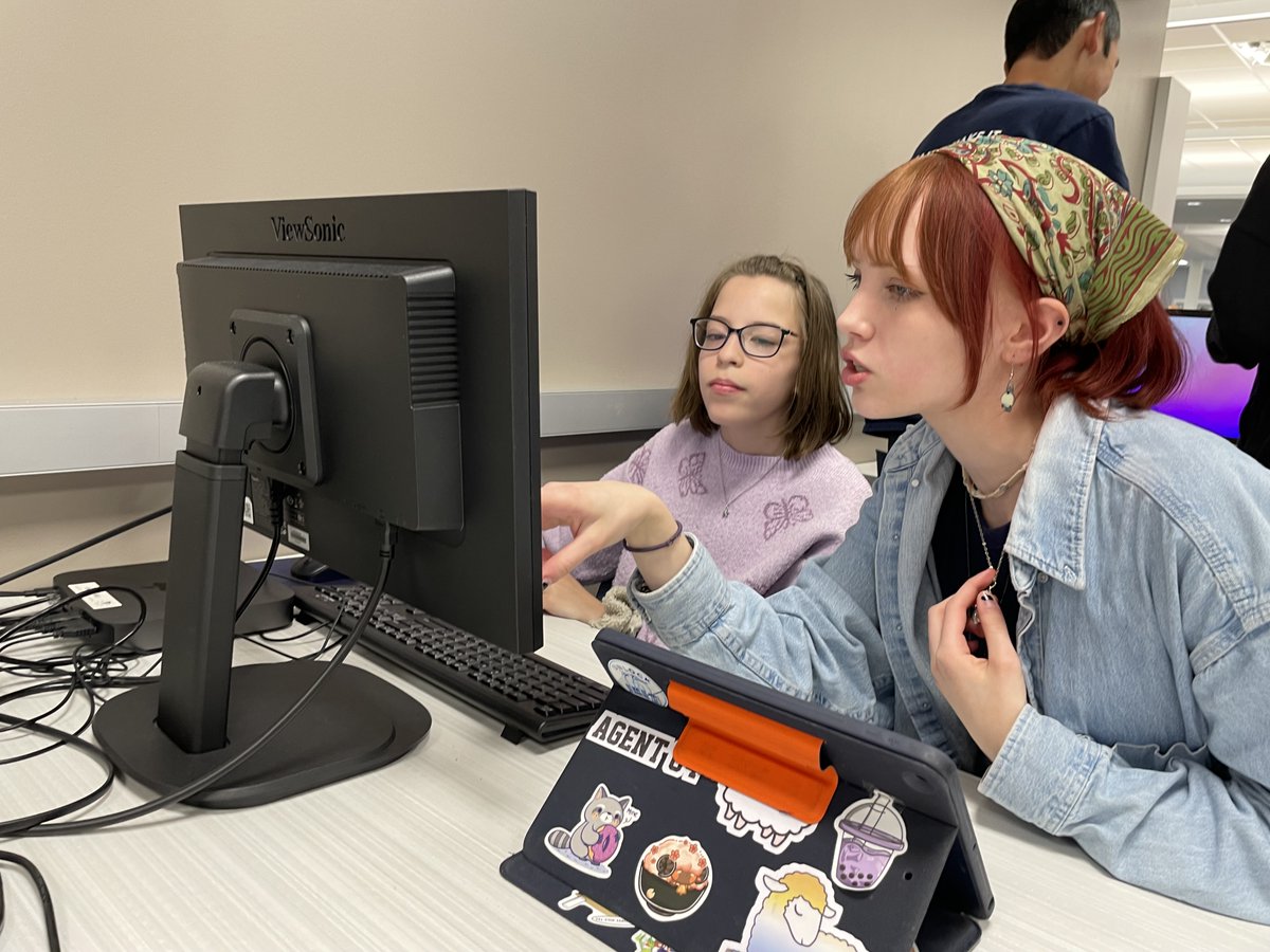 aussieandrew's tweet photo. Today the HHS Makerspace travelled to the middle school Makerspace meeting to share knowledge, combine talents, and build relationships. Amazing collaboration! @KristinDages @kingan_hcsd @DrKimCockley #dreamitmakeit #hudmediatech #ExplorerPride https://t.co/IqJfm6ZkDt
