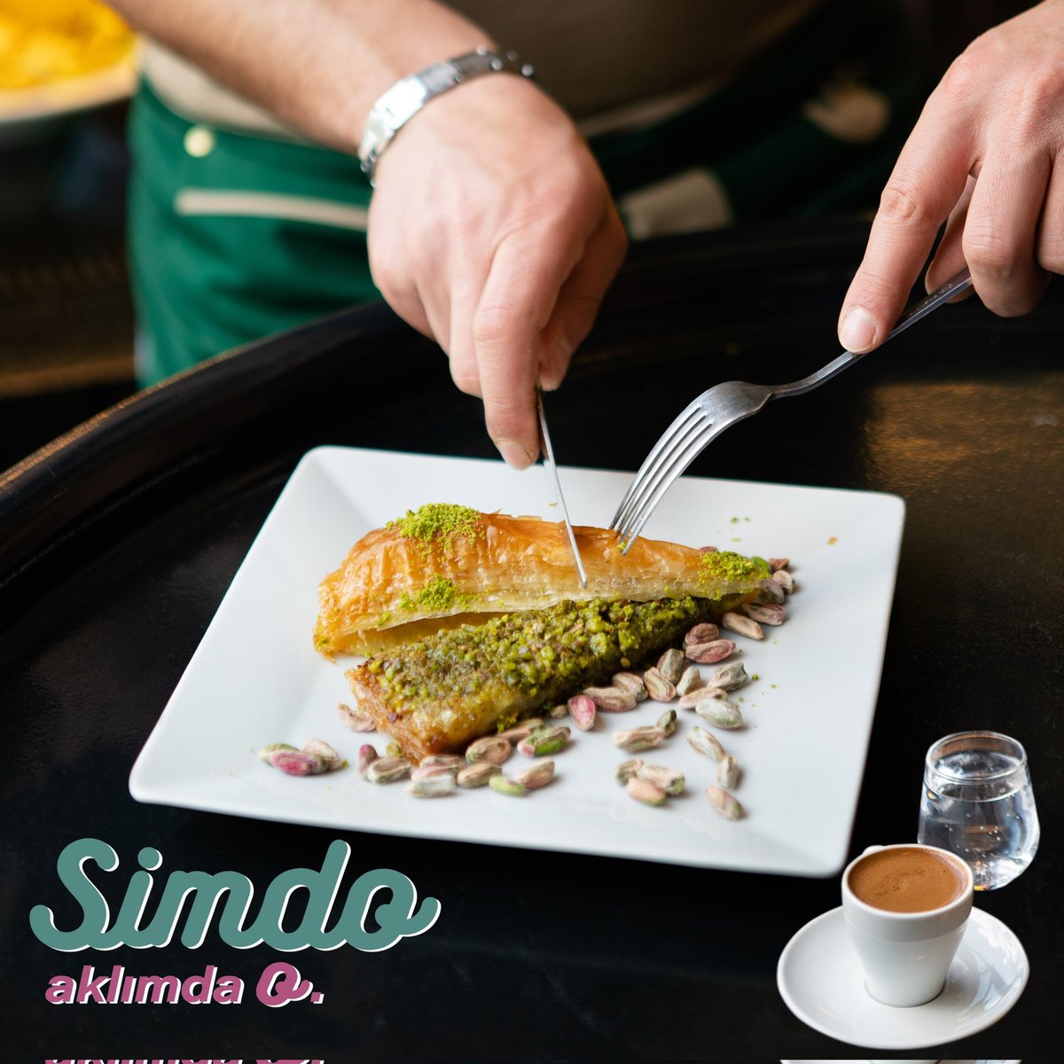 simdotr's tweet photo. Fıstık ile baklavanın aşk noktası .... https://t.co/mkBvEPW6Jp