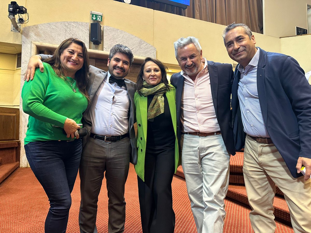 PRadicalcl's tweet photo. ¡Tenemos #RoyaltyParaChil🇨🇱

El Congreso aprobó el proyecto de Royalty Minero, con gran impulso de la ministra @MarcelaHernando y nuestros parlamentarios @DrLagomarsino @cosme_mellado  y @alexisdiputado grandes obras para las y los chilenos 🇨🇱🤝 https://t.co/R8cTaJngya