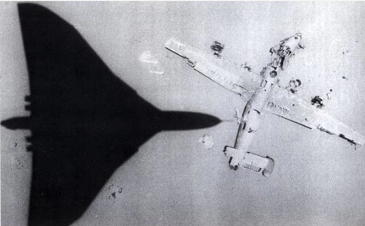 Photo of the Day: Concorde (painted in British Summer Grey) passes over a Lancaster bomber that was left parked overnight in #Liverpool on the 31st Feb 1926 for Operation Calm Down

Photographed from a Canberra #aviation #Planespotting