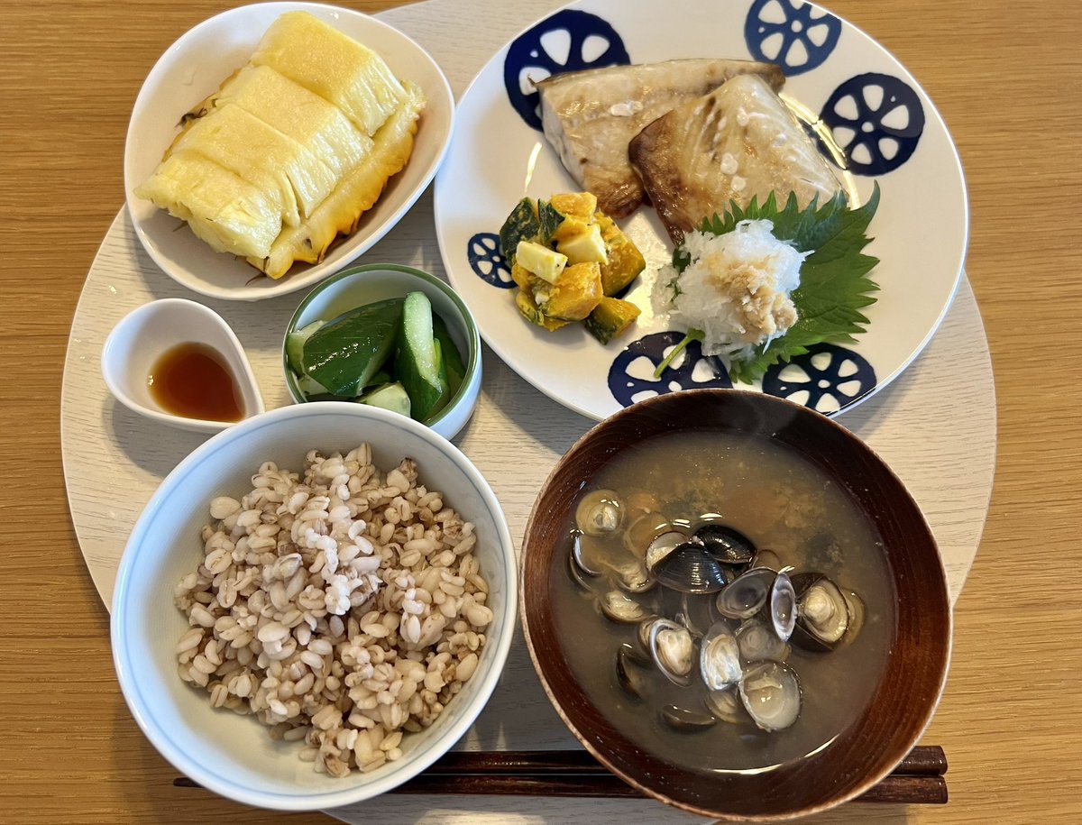 今日の朝ごはん。 麦ミックス。 しじみの味噌汁。 塩サバ。 大根おろしとレンチン生姜。 カボチャとチーズのサラダ。 作り置き。 きゅうりの浅漬け。 パイナップル🍍おうちごはん朝食 自炊 腸活 麦ごはん 作り置き 料理記録Twitter料理部 Japanes