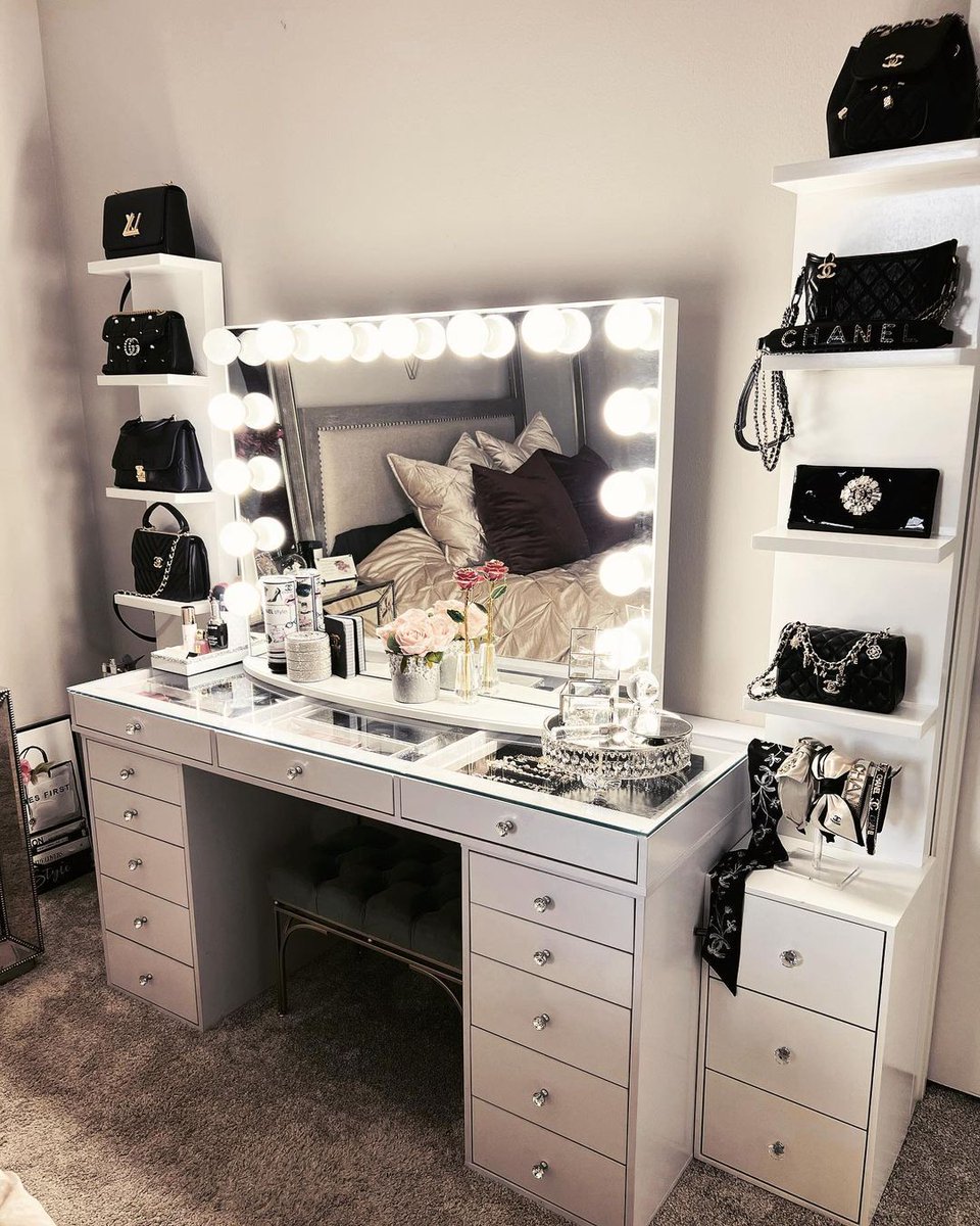 Timeless elegance captured in black & white😍🖤🤍 @mariel_elise_ featured the Slaystation® Pro 2.0 and Hollywood Glow Pro Vanity Mirror in her gorgeous colorblocked #glamspace!✨

#glamroom #makeup #vanity #mirror #grwm #vanitygoals #slaystation #vanitymirror #makeuproom #decor