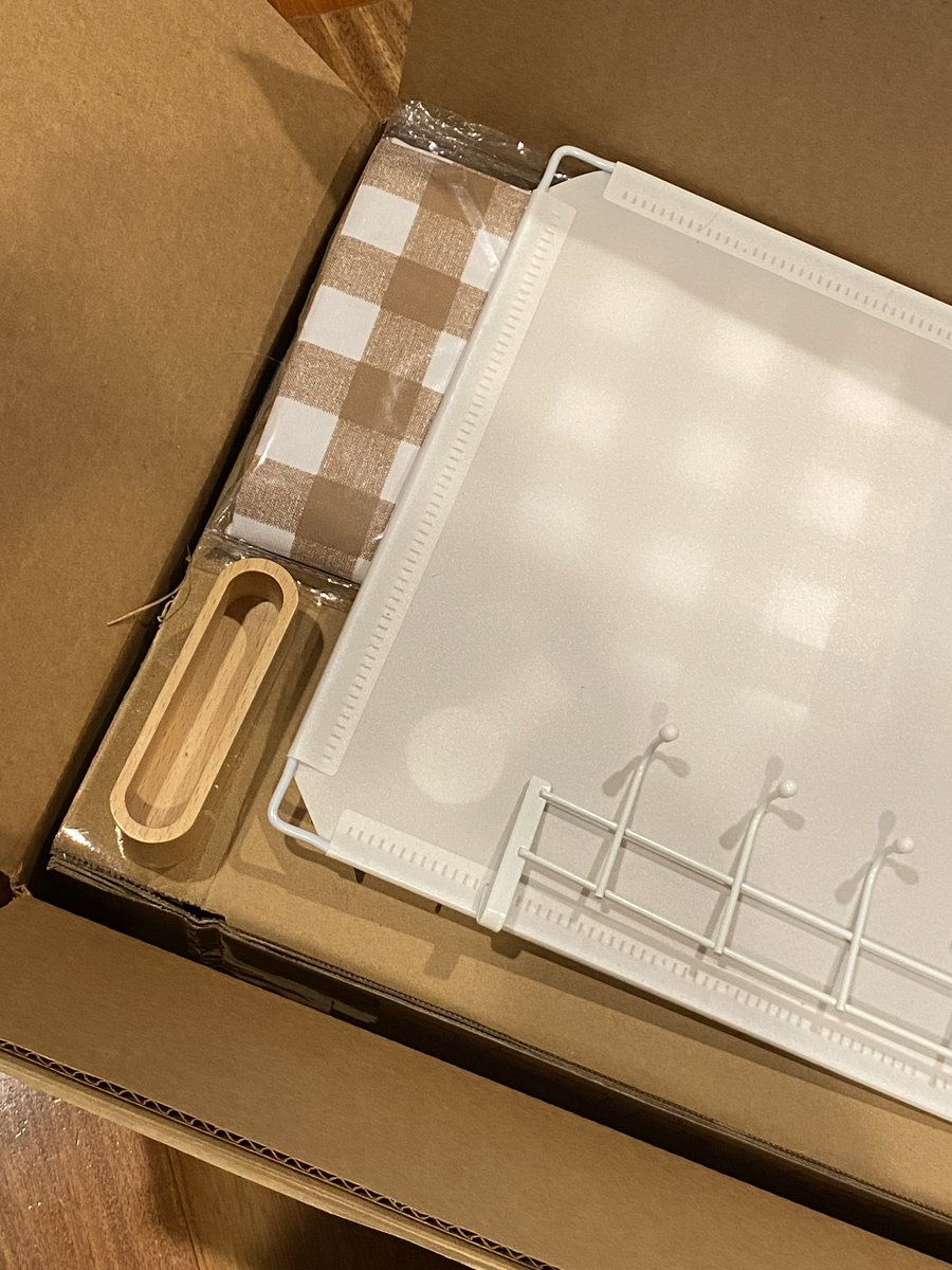 majesticsock's tweet photo. small amazon haul :3 a table cloth, business card holder, and uh the lil storage holder thingy https://t.co/E1lJCGfSL7