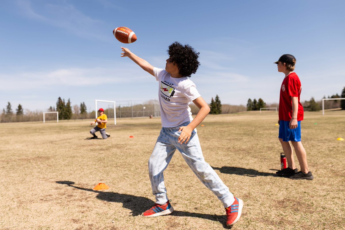 Grades 3–6 students at Minchau School had a very special Phys Ed lesson from <a href="/GoElks/">Edmonton Elks</a> player Mark Korte earlier this month. Mark stopped by to read to students, play some football and hopefully inspire the next generation of Elks players! Thanks for the visit, Mark! #yeg #EPSB