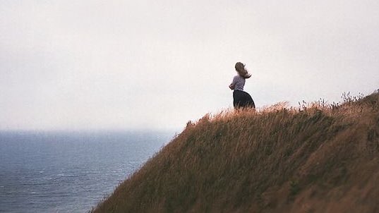 Cemal Süreya diyor ki:  ''Olmadığı zamanlarda bile birine sadık kalmak her yüreğin harcı değildir.''
